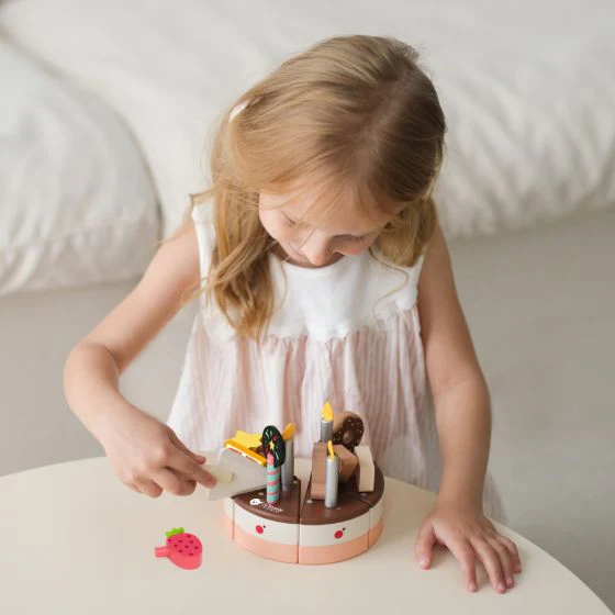 Classic World Chocolate Cake - Image 3
