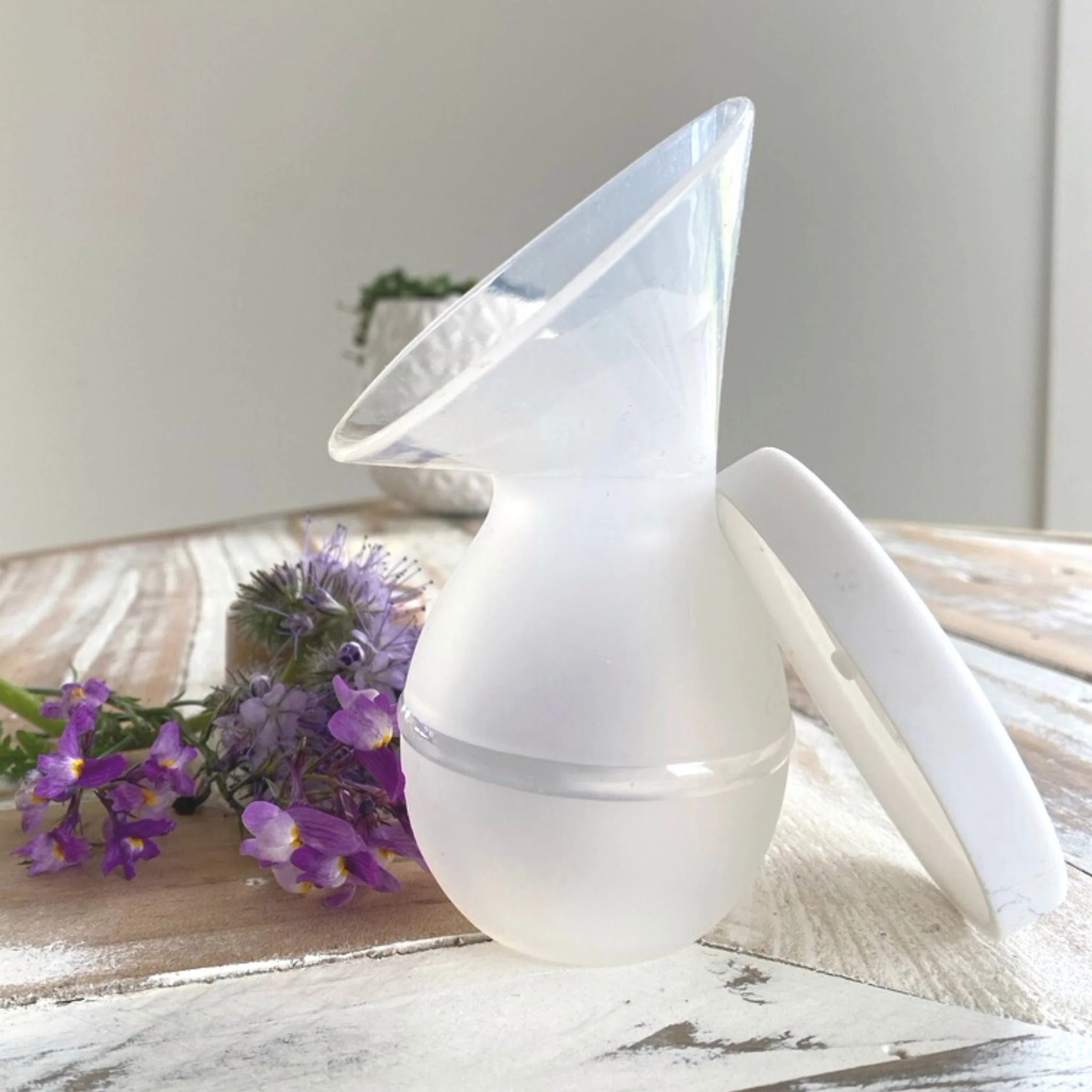 Milkbar Manual Silicone Breast Pump with Lid 110ml - Image 4